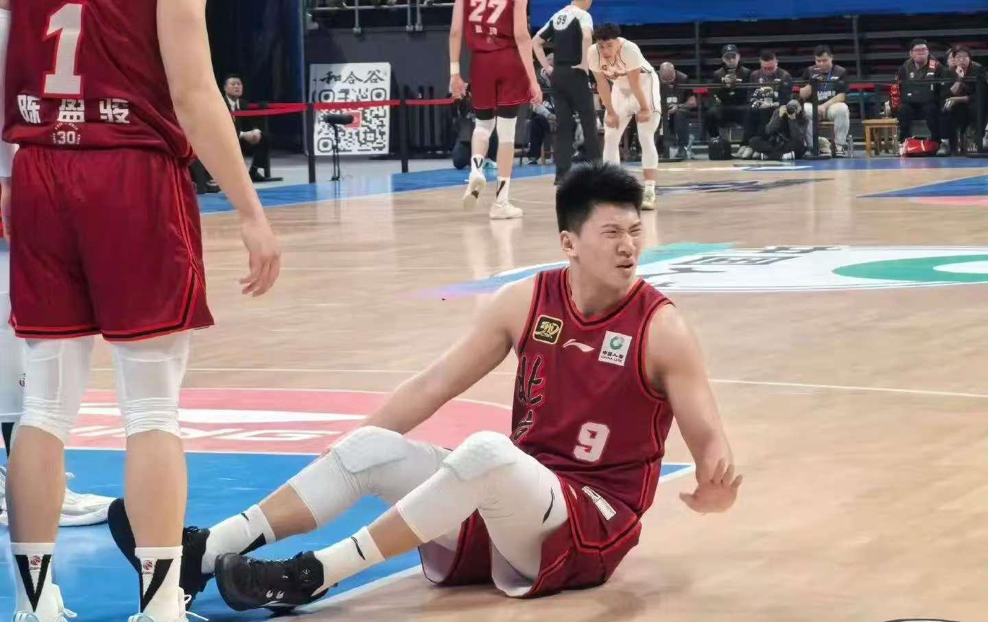 爱游戏官方入口-包含雄鹿队大外援受伤将缺席数场比赛，球队备战外援困境的词条