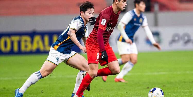 比赛中球员们拼尽全力，为球队争取胜利