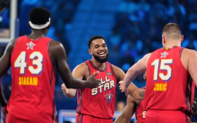 包含全明星赛精彩瞬间！球员助阵支持者共同庆祝比赛胜利的词条