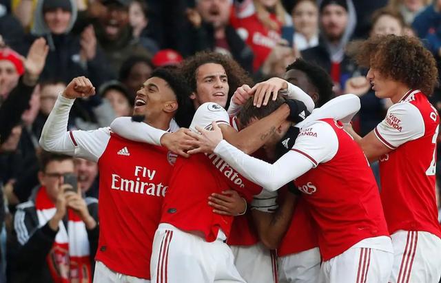 爱游戏在线-阿森纳队长双响,助球队夺得胜利