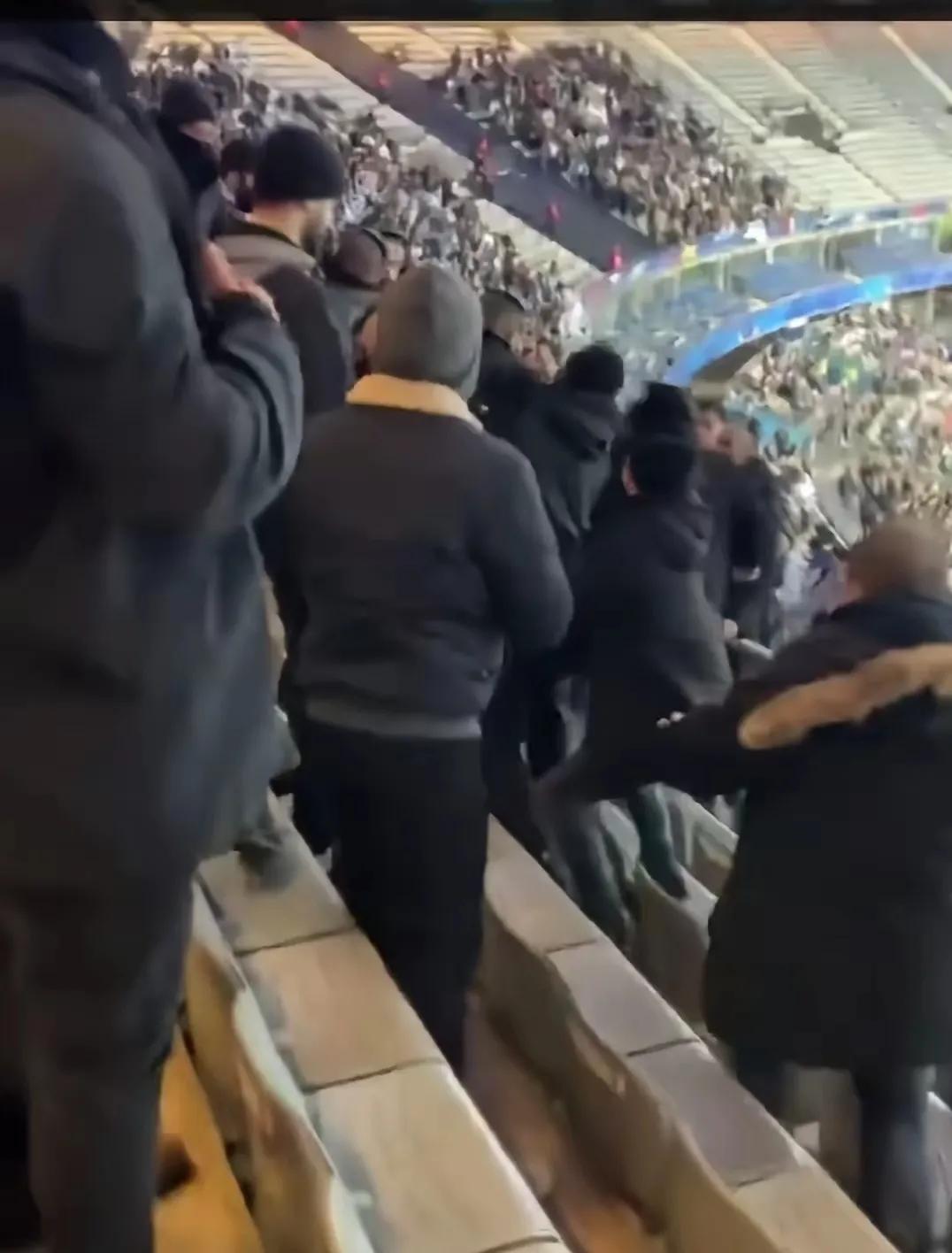 爱游戏-那不勒斯球迷现场助威，为球队鼓与呼的简单介绍