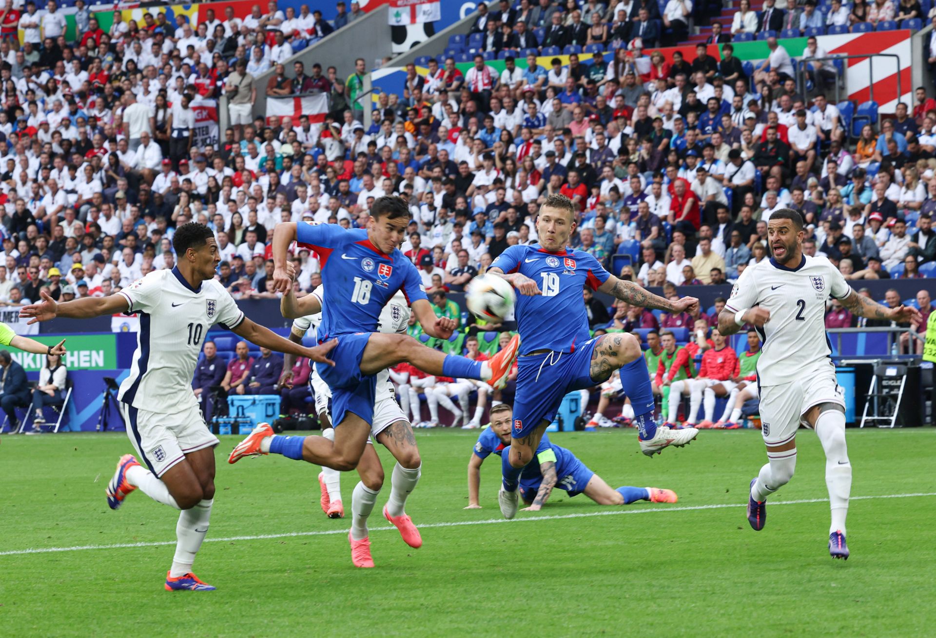 爱游戏-关于欧洲足球盛事展开，球队们全力以赴的信息