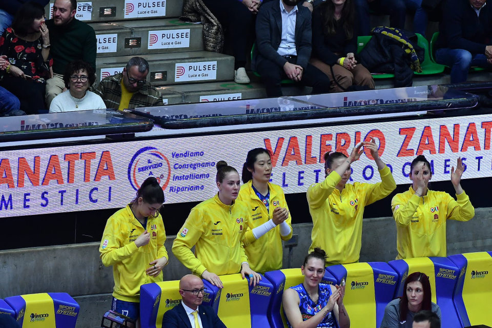 关于佛罗伦萨防守稳固零封对手，轻松赢得比赛的信息