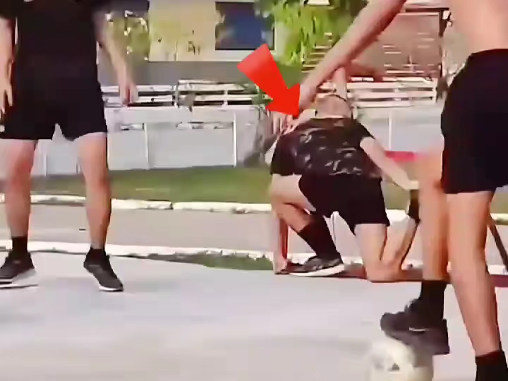 爱游戏APP-世界级门将扑救关键球，保护球门不失