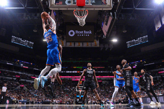 爱游戏入口-猛龙客场胜马刺,取得胜利后庆祝