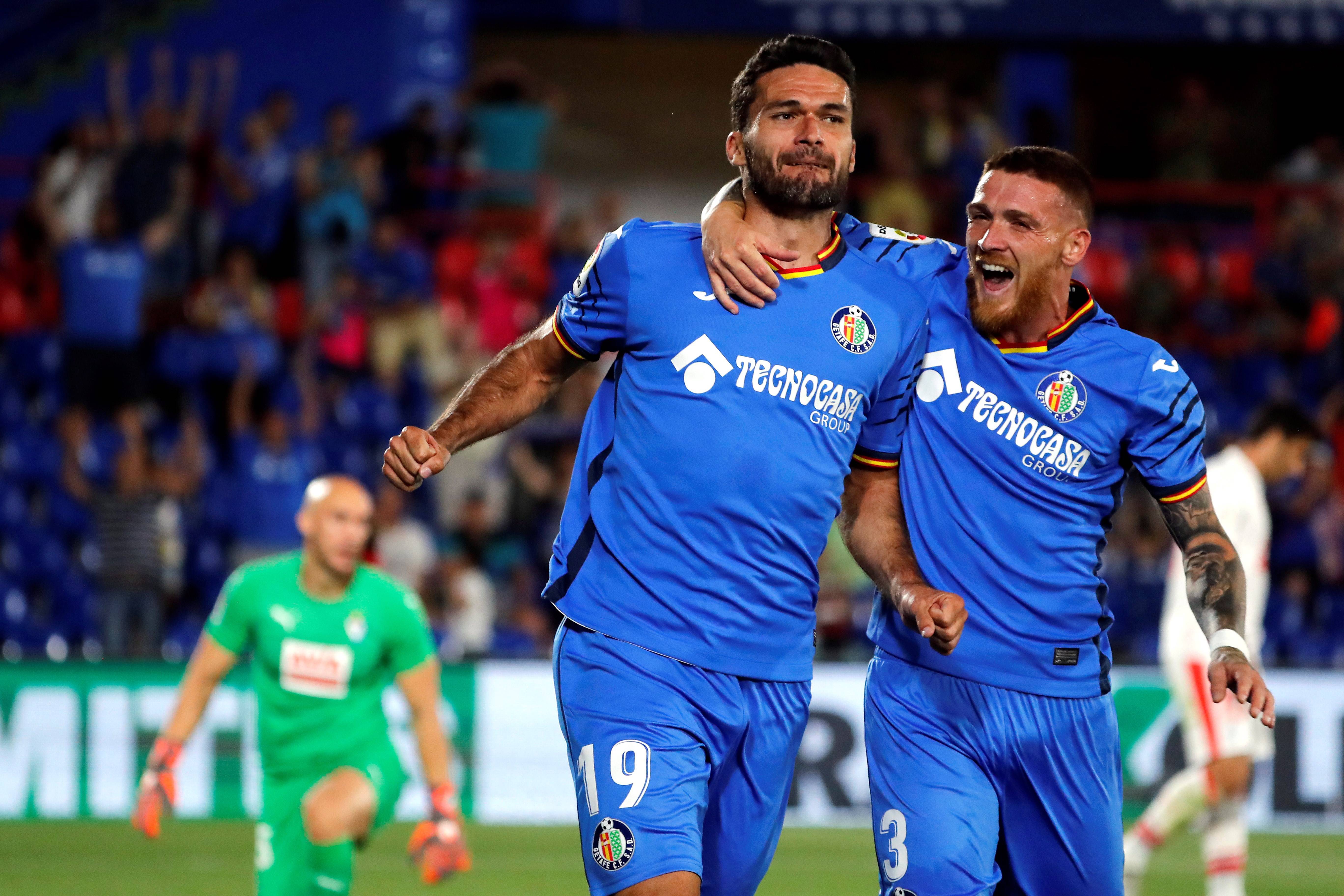 包含伯恩茅斯主场大胜沃特福德，积分榜上有所进步的词条