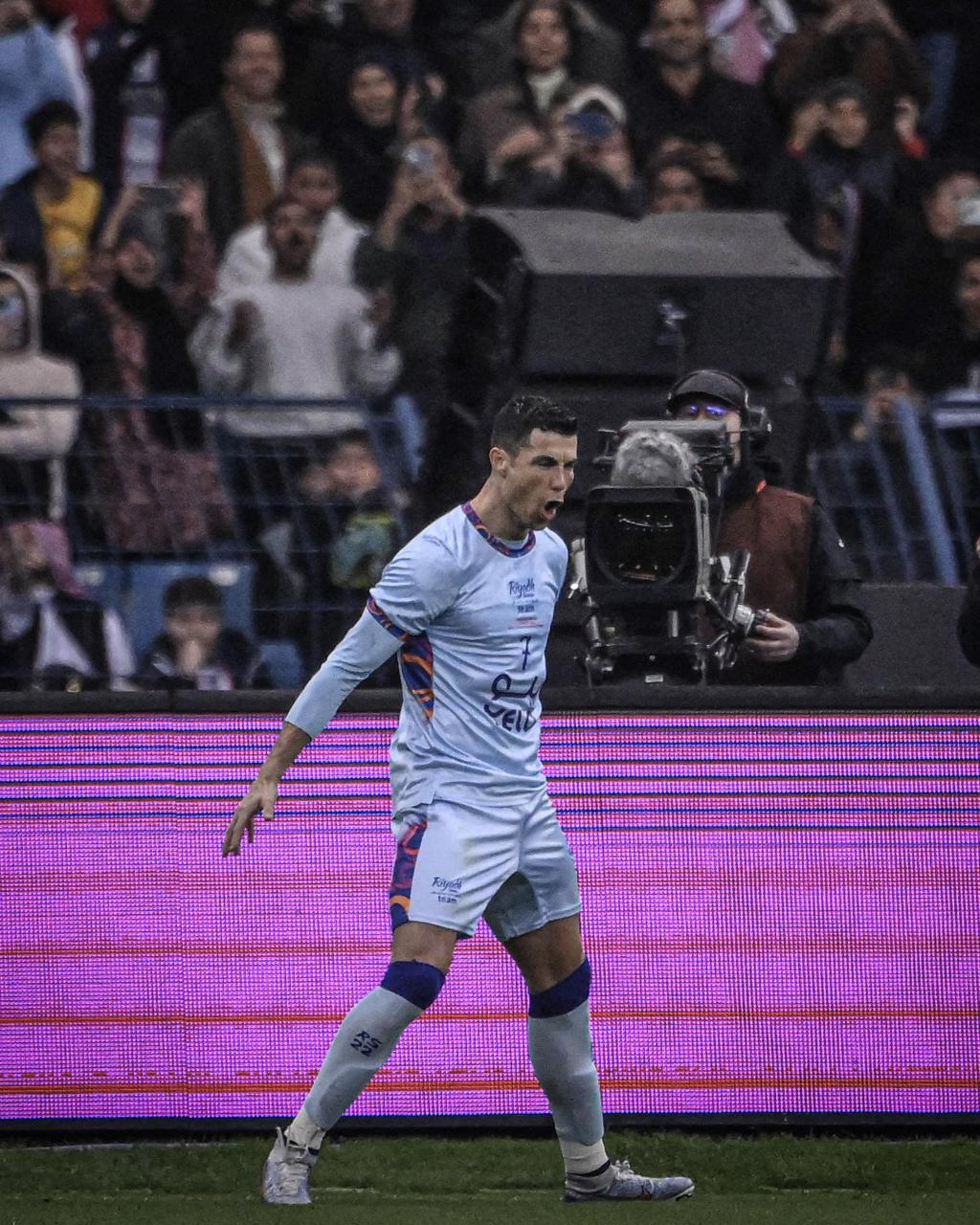 足球场上的运动员正用实力书写着传奇篇章