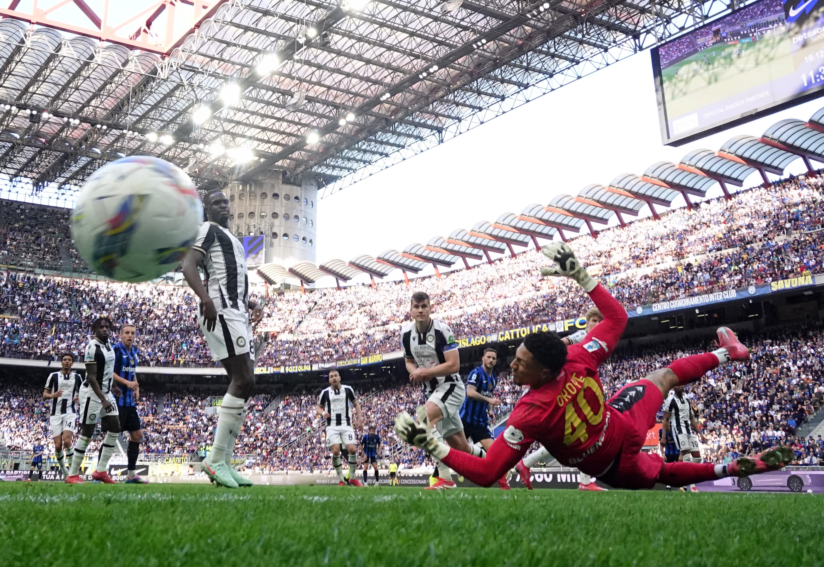 意甲球员在赛场上展现出高超技术水平