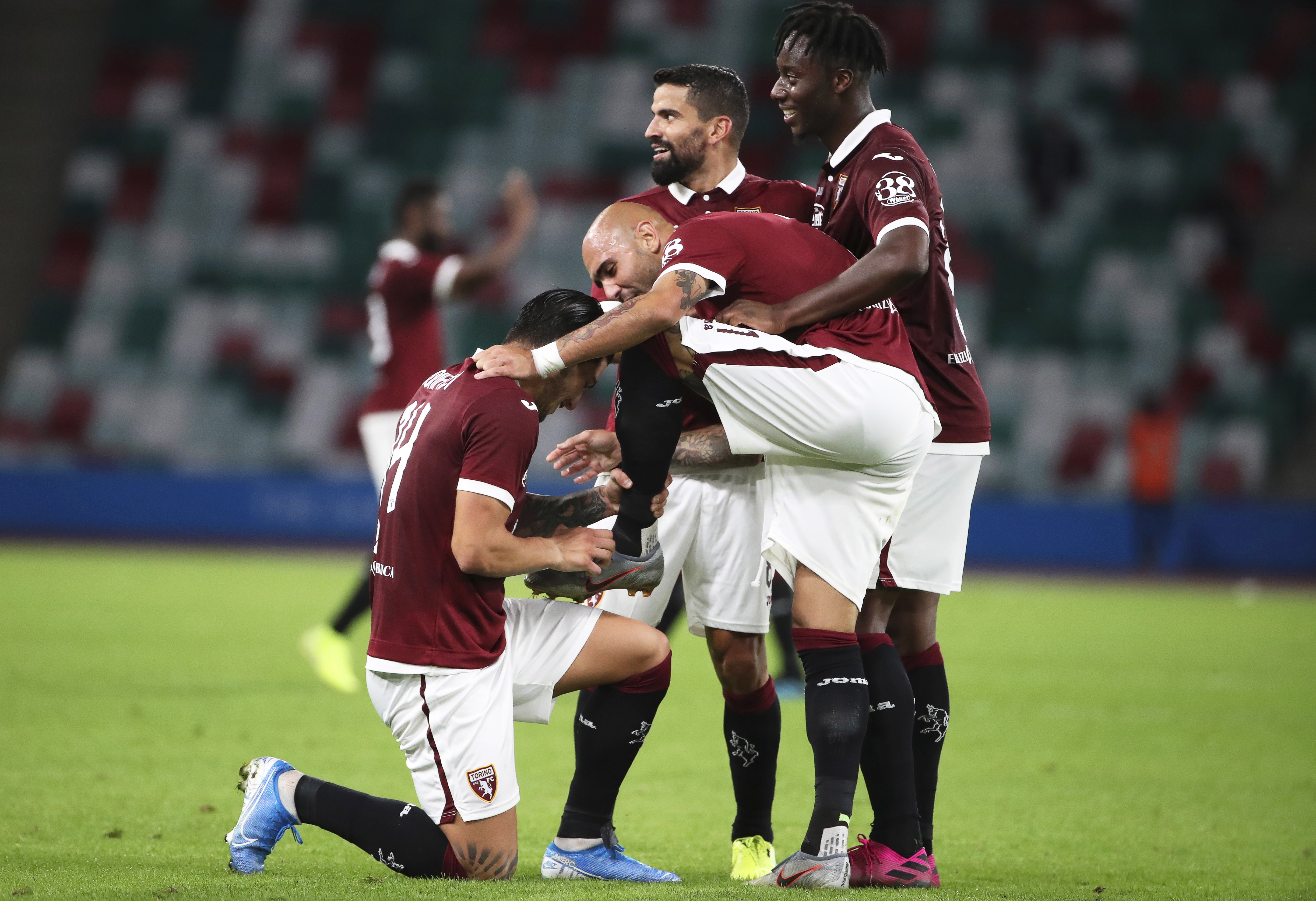 爱游戏娱乐-都灵进级八强，触目惊心的胜利