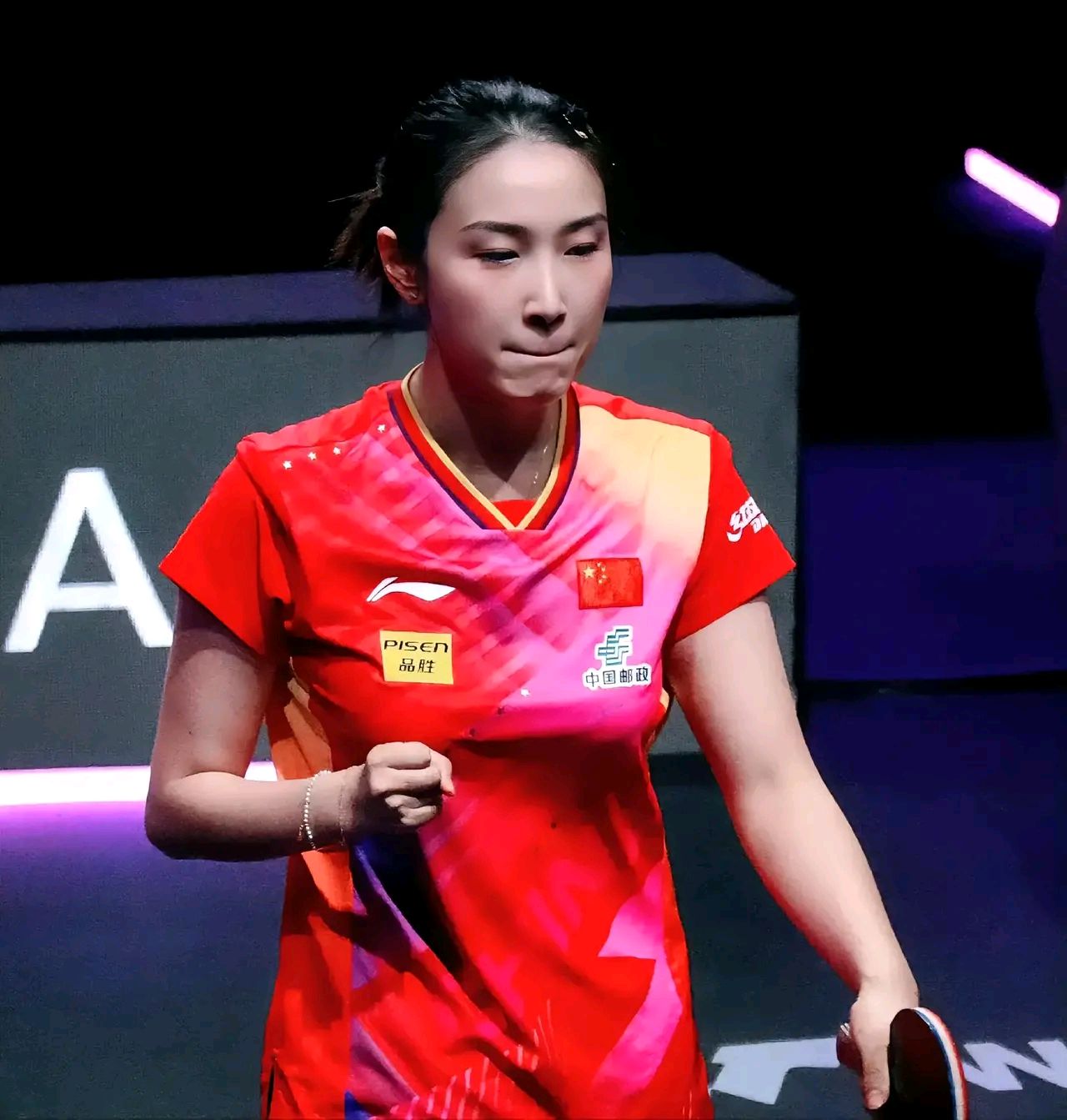 爱游戏官方-世界足球锦标赛中女运动员表现神勇