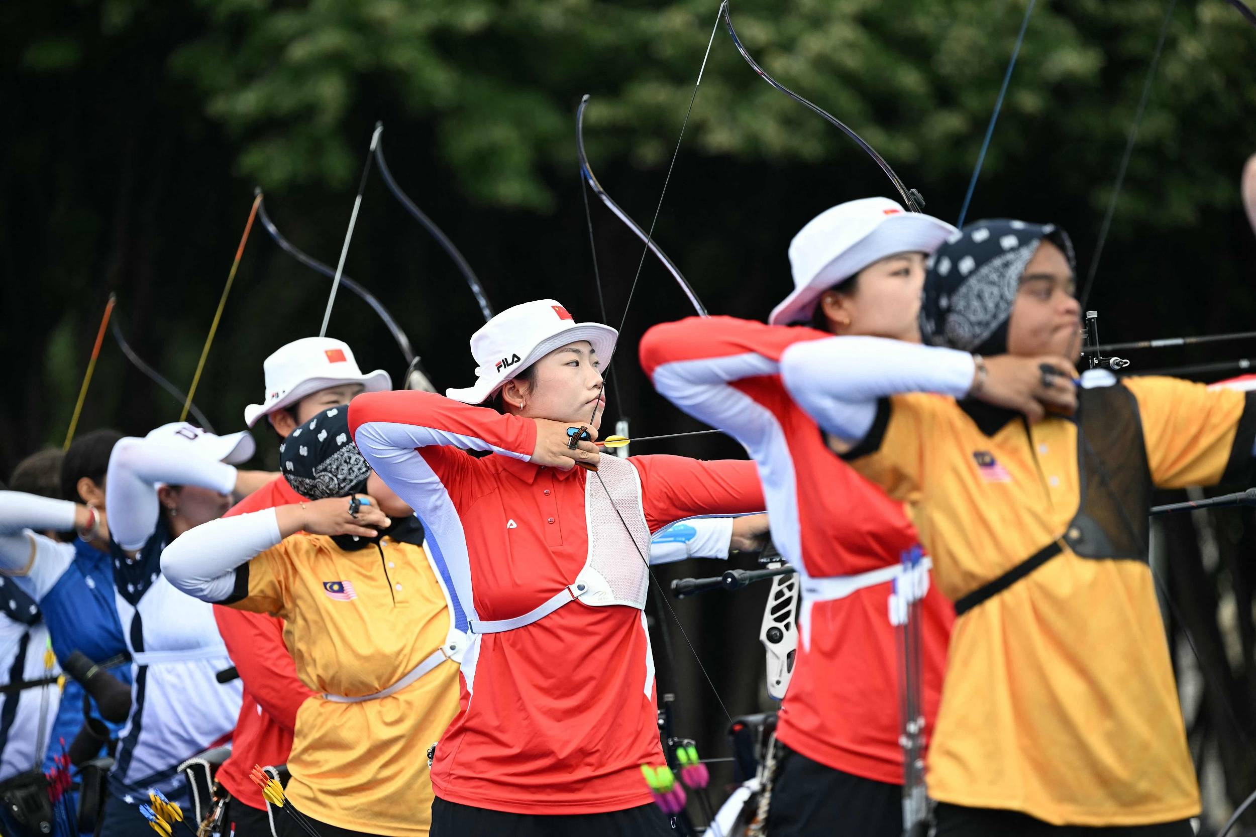 精彩对决！射箭女将获得银牌