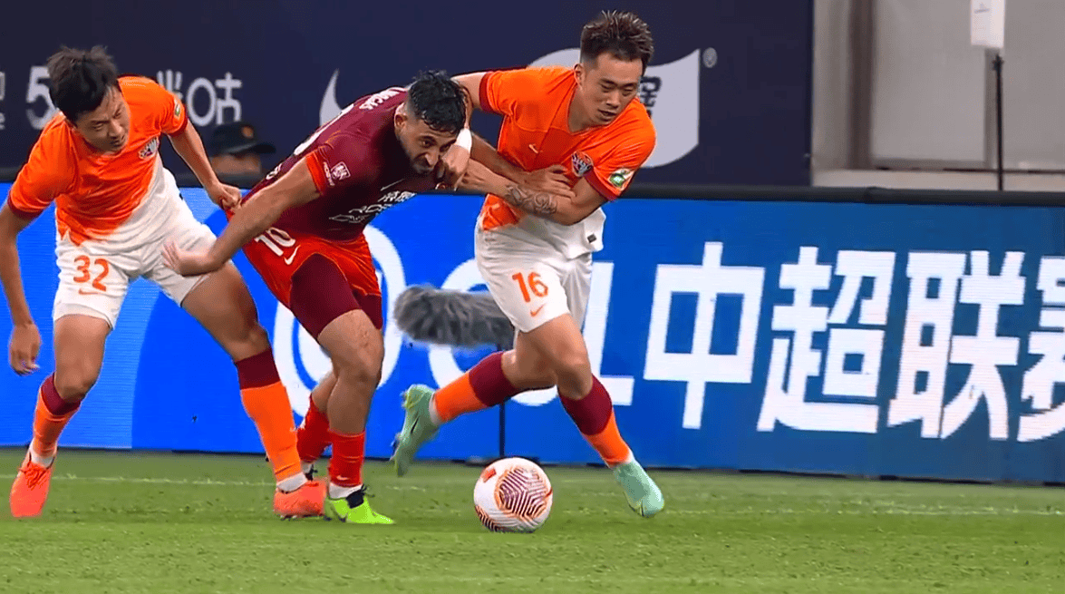 上海上港主场击溃广州恒大，领跑积分榜