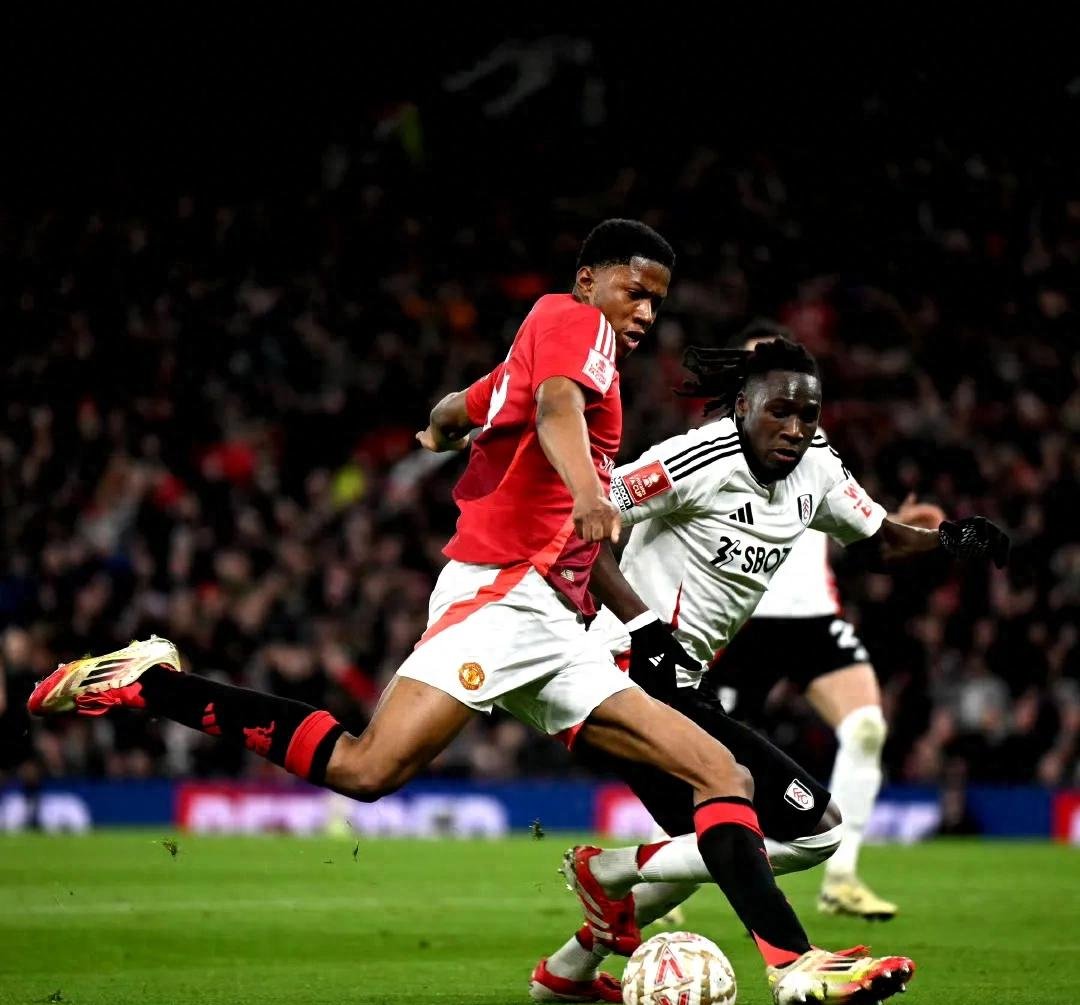 爱游戏APP-足球联赛巨星争相绽放，进球纪录被不断打破