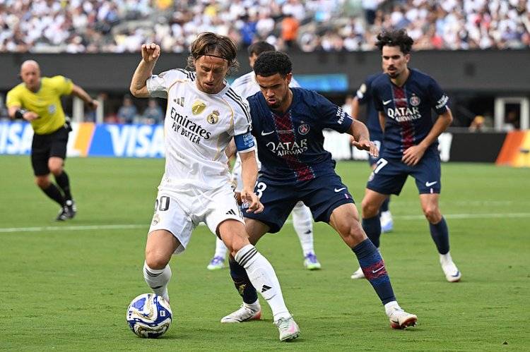 爱游戏体育-巴黎主场大胜晋级，小组第一之位稳固