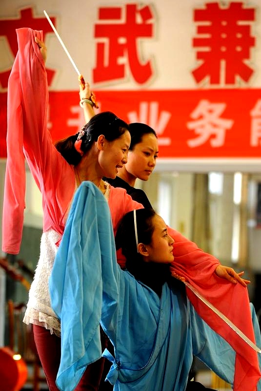 精湛技艺展现，观众赞叹不已