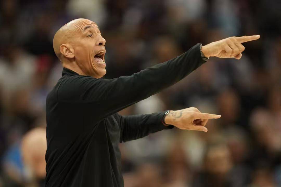 争议判罚！那不勒斯球迷愤怒抗议，赛后罕见发声