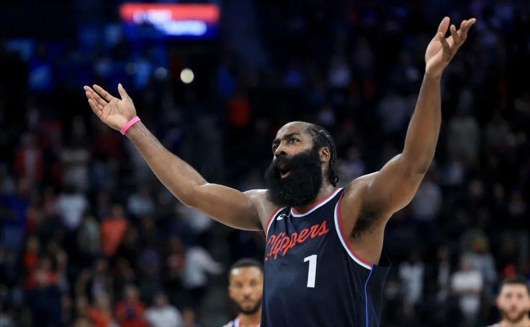 关于火箭惨败骑士,西蒙斯沦为围城孤军的信息 关于火箭惨败骑士,西蒙斯沦为围城孤军的信息