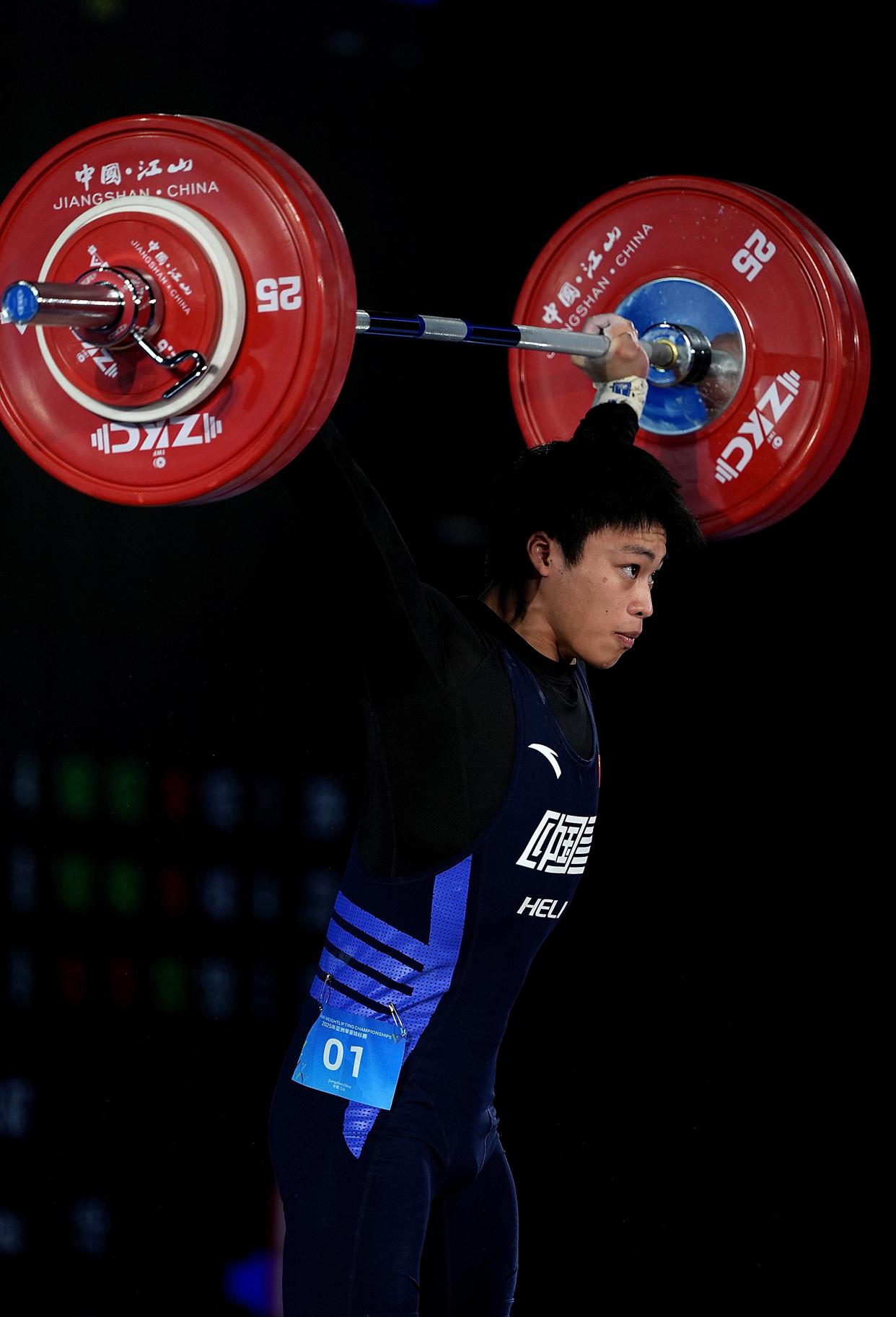 举重项目选手强势出击，赛场上尽显魅力