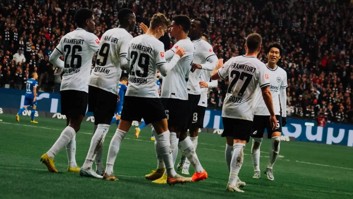 斯图加特主场不敌对手,球队保级形势动摇 斯图加特主场不敌对手,球队保级形势动摇