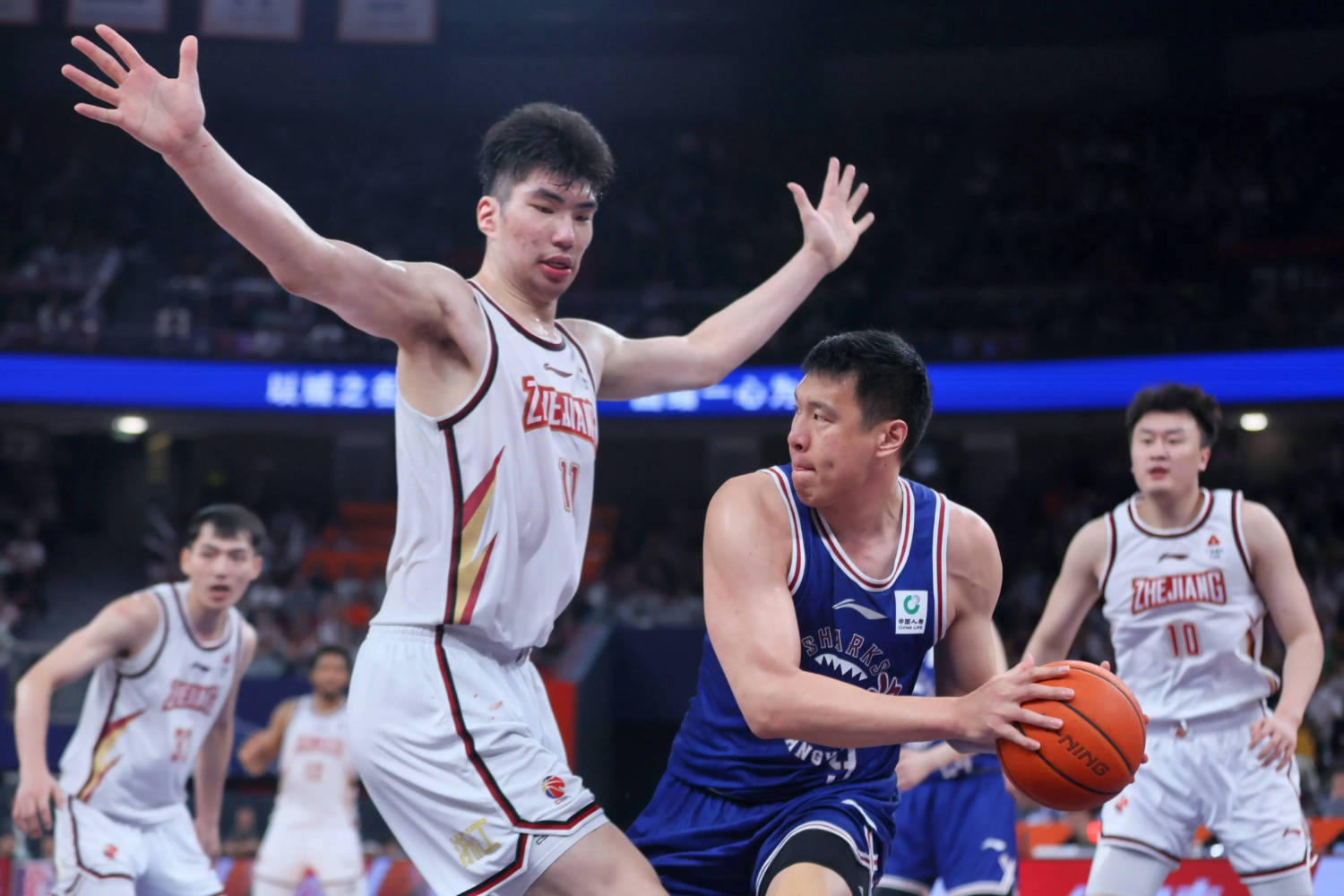 爱游戏APP-浙江在客场对阵深圳全力以赴