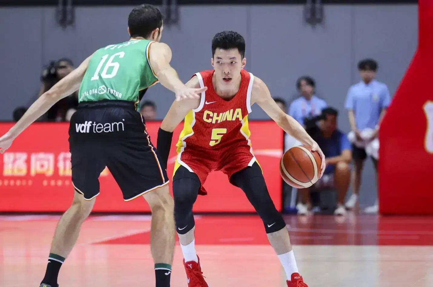 爱游戏在线-江苏男篮遭遇失利，沦为输球队伍