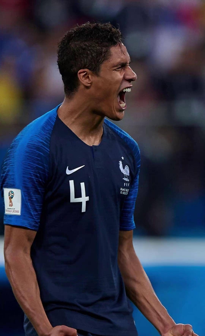 爱游戏在线-瓦拉内受伤缺席，皇马补时连扳球逆转曼联