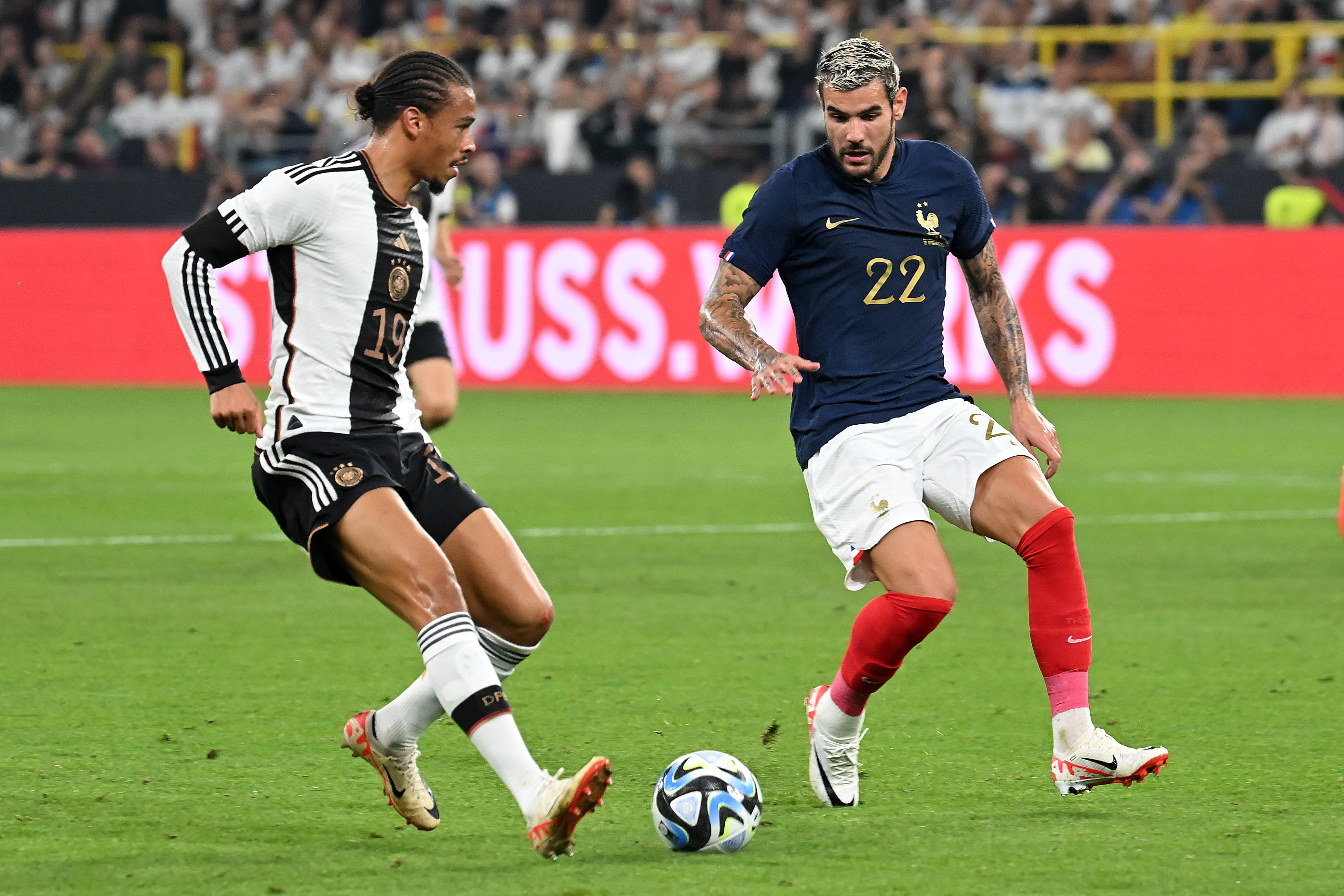 包含欧洲杯胜利者受邀东南亚游，球队备战迎战节日友谊赛的词条