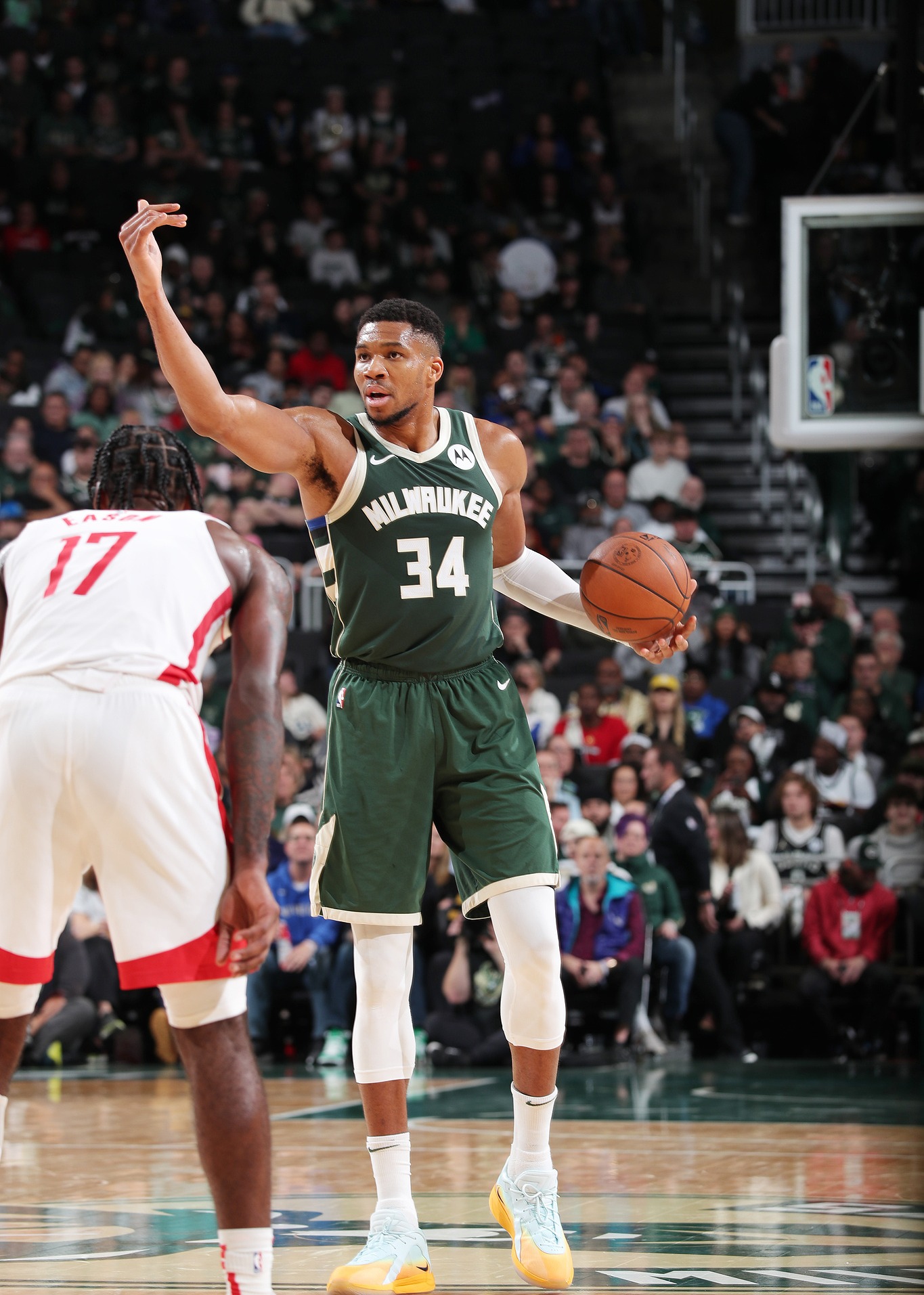 猛龙击败雄鹿，拔得头筹