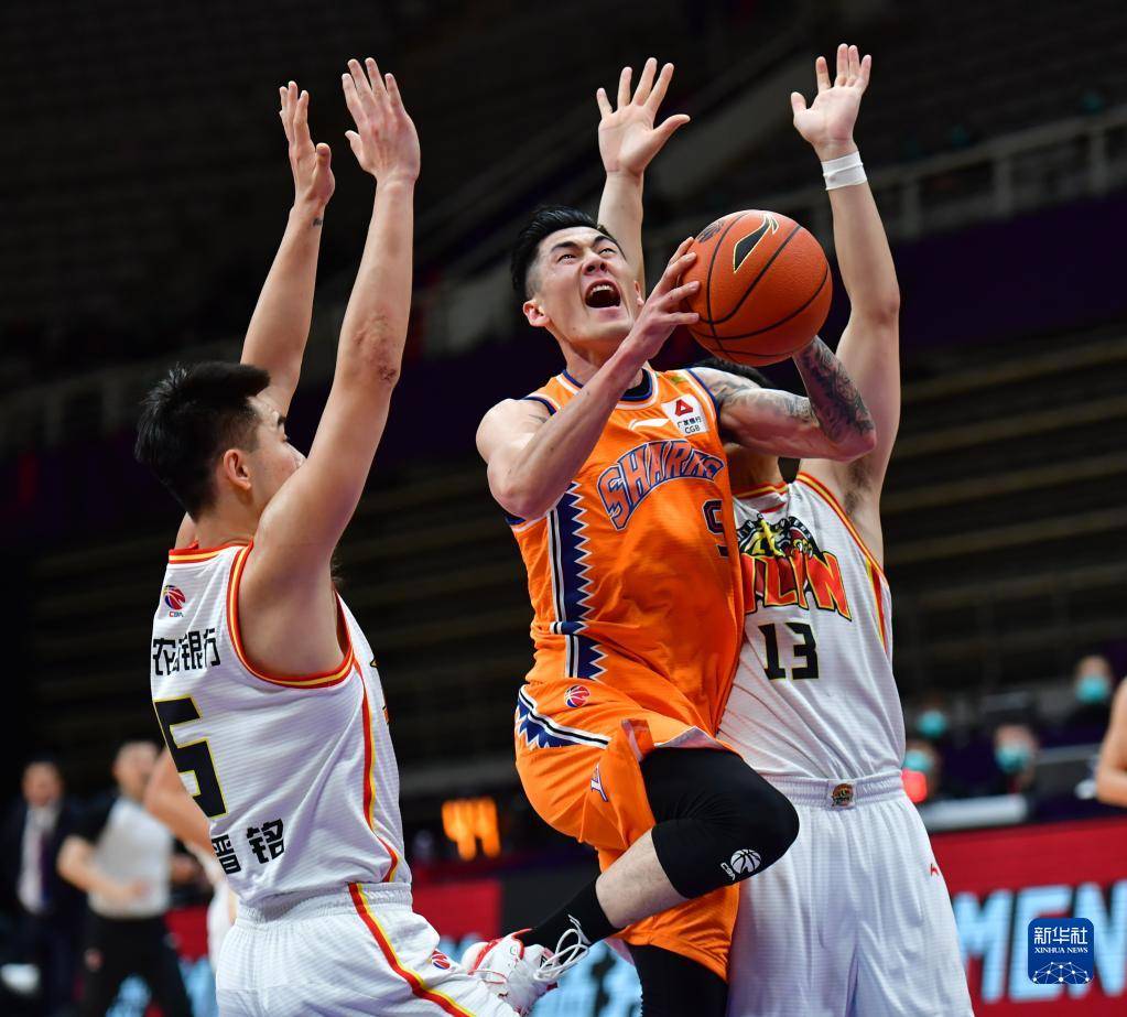西藏男篮主场击败对手，内线抢篮抢地板，夺得胜利