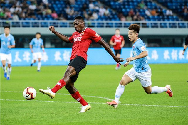 爱游戏-深圳佳兆业主场惜败重庆斯威，难堪连败