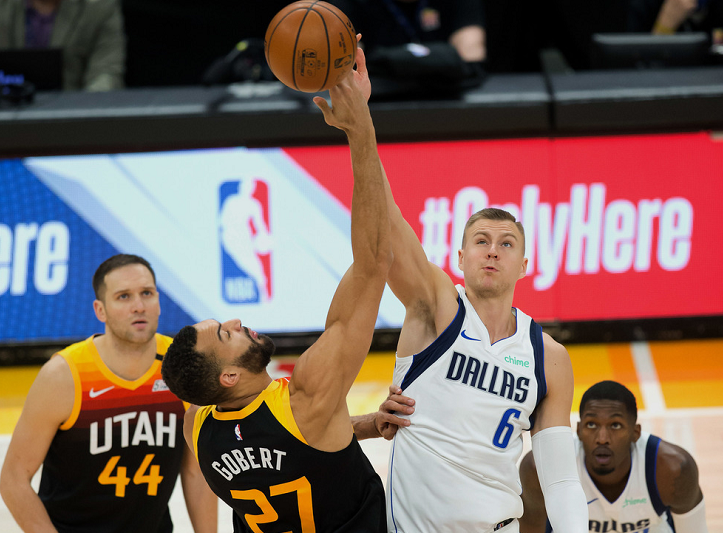 爱游戏在线-爵士队两连胜击败步行者队晋级西部决赛